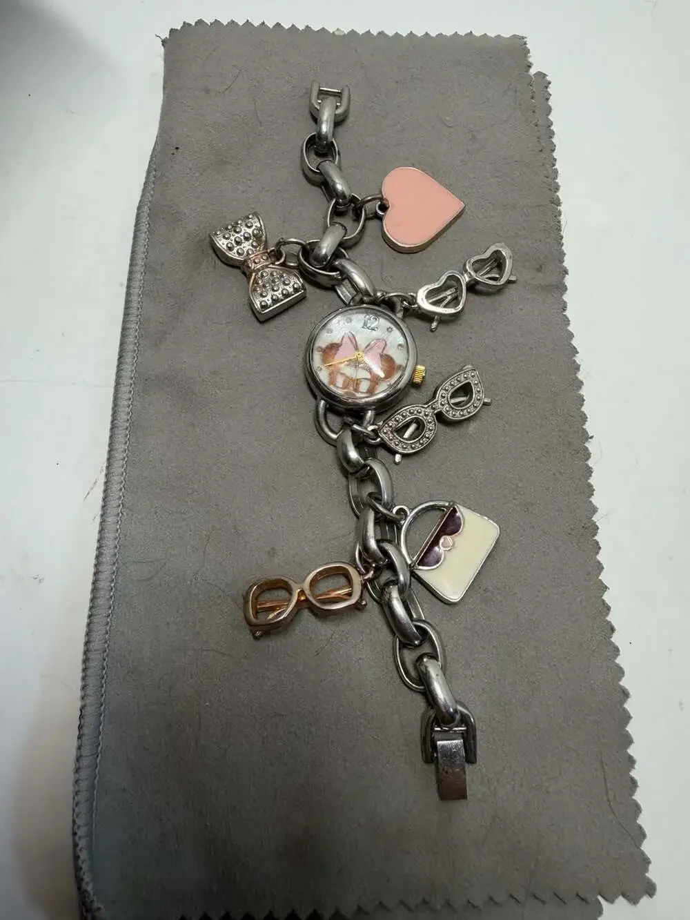 Disney Minnie Mouse Accutime MN2070 Charm Bracelet Watch